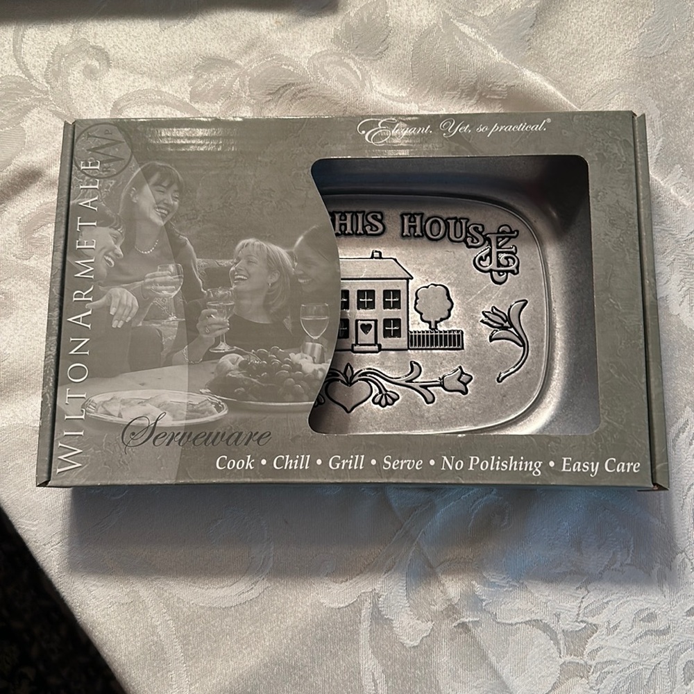 Brand new Wilton Serveware